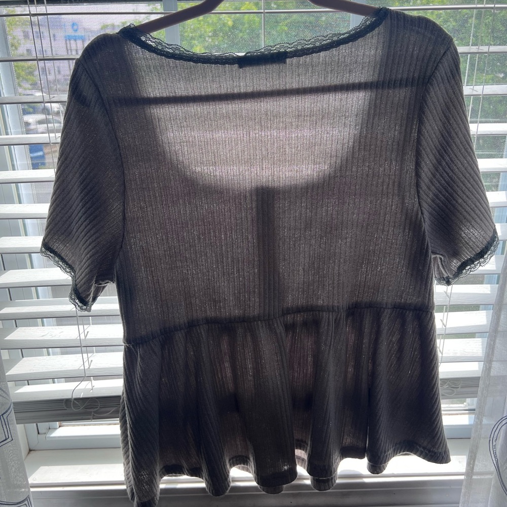 ROMWE Gray Ribbed Button-Up Top - Picture 4 of 5